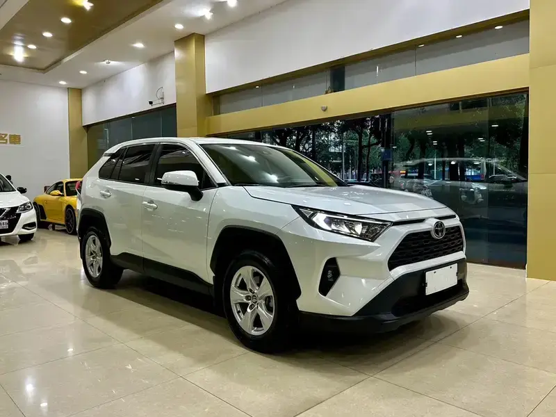 2023 Toyota RAV4 с пробегом 21 000 км