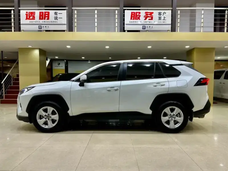2023 Toyota RAV4 с пробегом 21 000 км