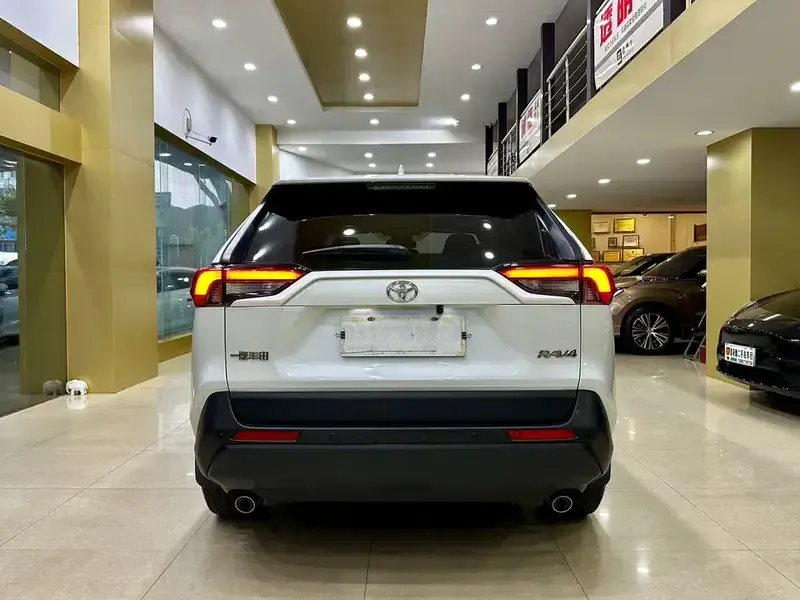 2023 Toyota RAV4 с пробегом 21 000 км