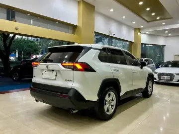 2023 Toyota RAV4 с пробегом 21 000 км