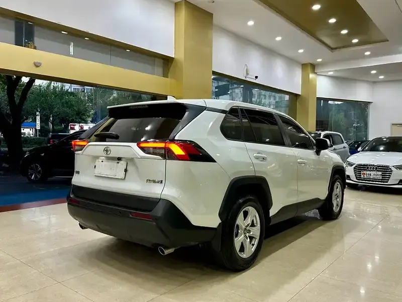 2023 Toyota RAV4 с пробегом 21 000 км