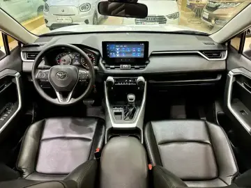 2023 Toyota RAV4 с пробегом 21 000 км