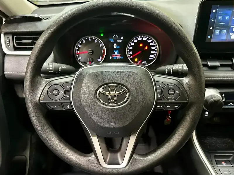 2023 Toyota RAV4 с пробегом 21 000 км