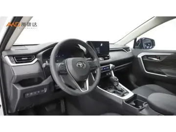2024 Toyota RAV4 с пробегом 14 400 км