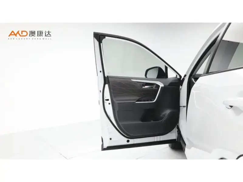 2024 Toyota RAV4 с пробегом 14 400 км