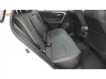 2024 Toyota RAV4 с пробегом 14 400 км