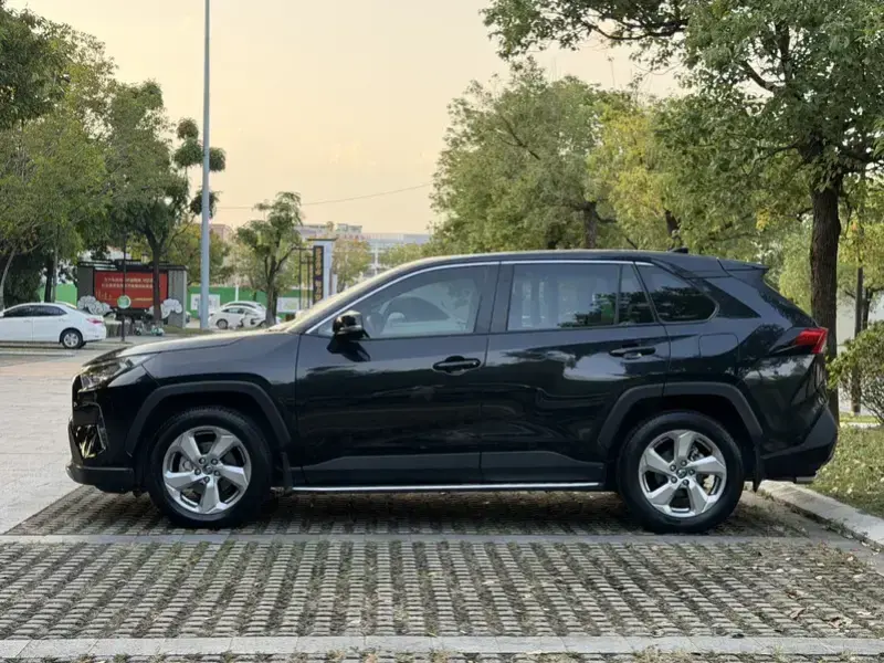 2020 Toyota RAV4 с пробегом 81 000 км