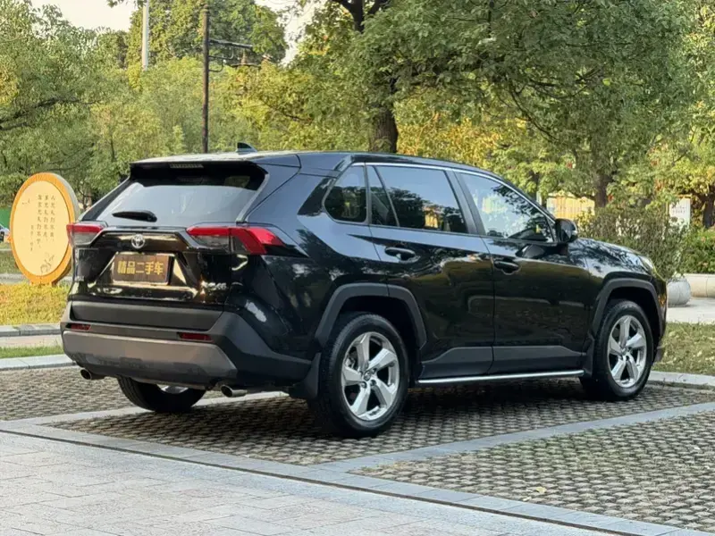 2020 Toyota RAV4 с пробегом 81 000 км