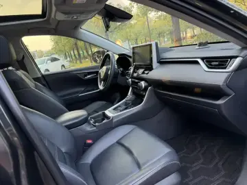 2020 Toyota RAV4 с пробегом 81 000 км