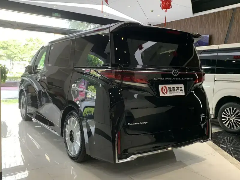 2025 Toyota Vellfire с пробегом 200 км