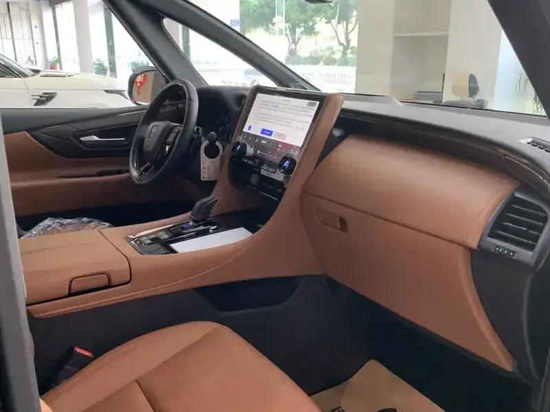 2025 Toyota Vellfire с пробегом 200 км