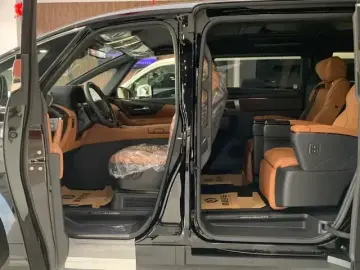 2025 Toyota Vellfire с пробегом 200 км