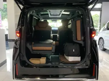 2025 Toyota Vellfire с пробегом 200 км