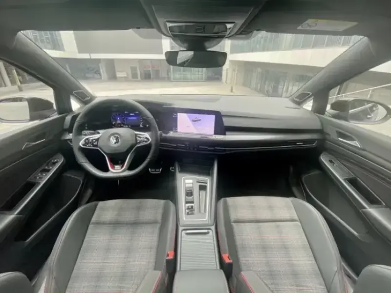 2021 Volkswagen Golf GTI с пробегом 40 000 км
