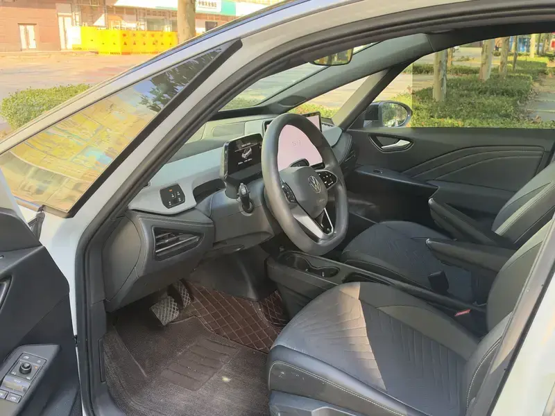 2025 Volkswagen ID.3 с пробегом 37 000 км