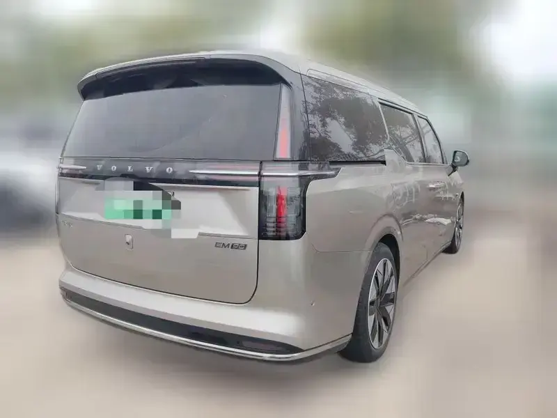 2025 Volvo EM90 с пробегом 38 000 км