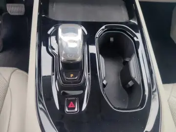 2025 Volvo EM90 с пробегом 38 000 км