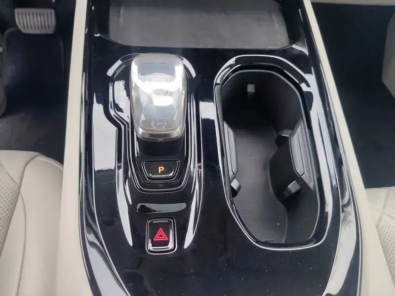 2025 Volvo EM90 с пробегом 38 000 км