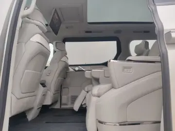 2025 Volvo EM90 с пробегом 38 000 км