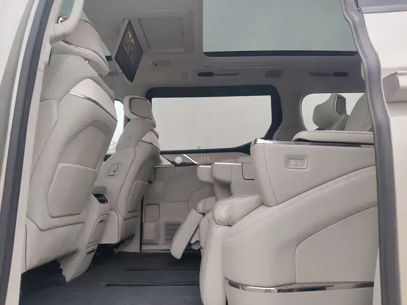 2025 Volvo EM90 с пробегом 38 000 км
