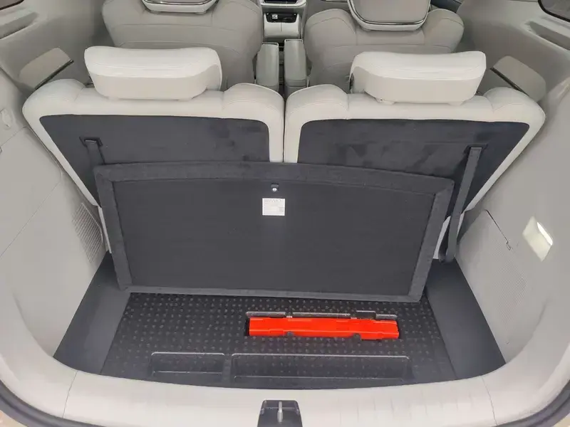 2025 Volvo EM90 с пробегом 38 000 км