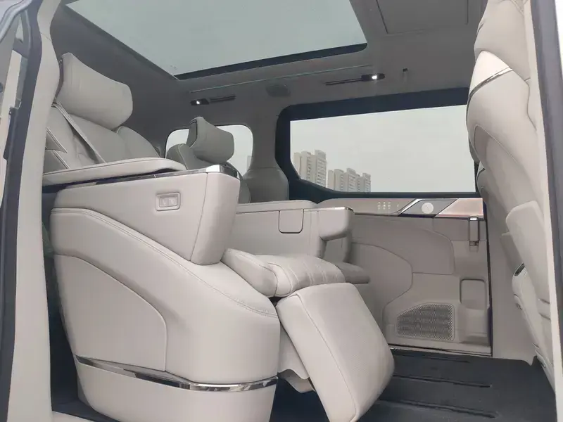 2025 Volvo EM90 с пробегом 38 000 км