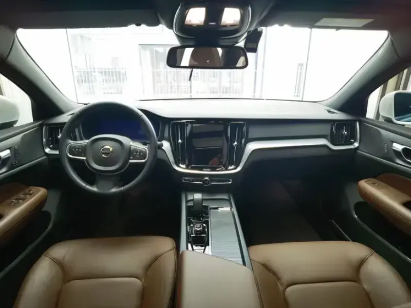 2025 Volvo S60 с пробегом 9 500 км