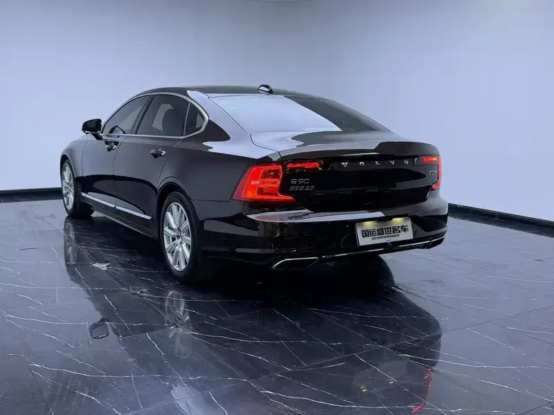 2020 Volvo S90 с пробегом 81 000 км