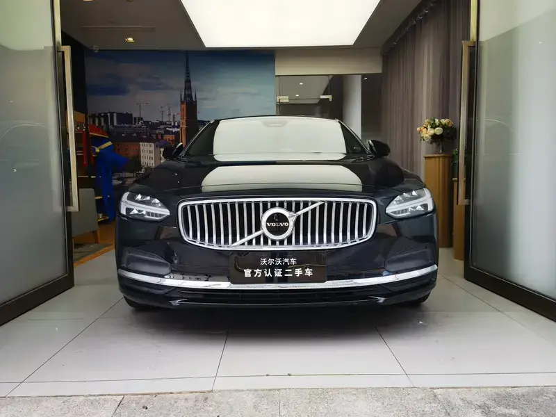 2025 Volvo S90 с пробегом 22 000 км