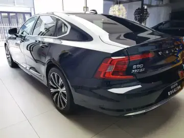 2025 Volvo S90 с пробегом 22 000 км