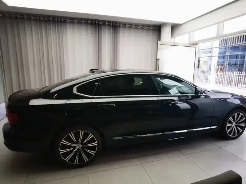 2025 Volvo S90 с пробегом 22 000 км