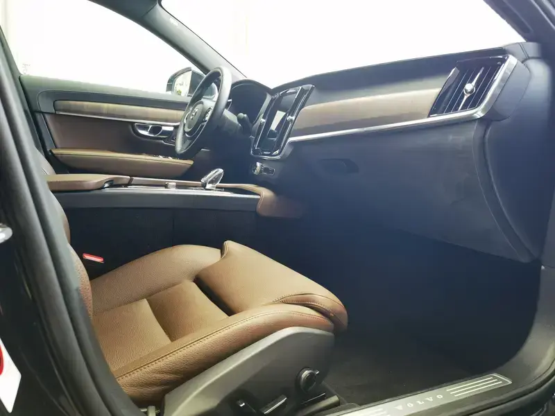 2025 Volvo S90 с пробегом 22 000 км