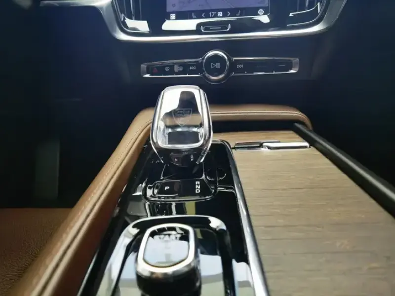 2025 Volvo S90 с пробегом 22 000 км