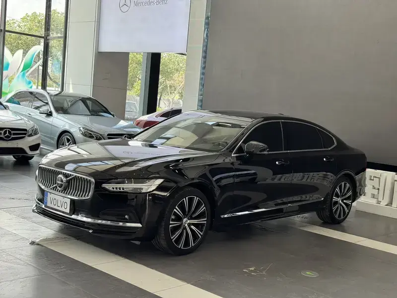 2022 Volvo S90 с пробегом 81 000 км