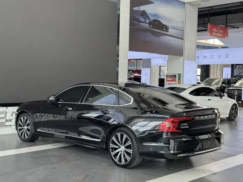 2022 Volvo S90 с пробегом 81 000 км