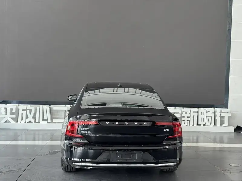 2022 Volvo S90 с пробегом 81 000 км