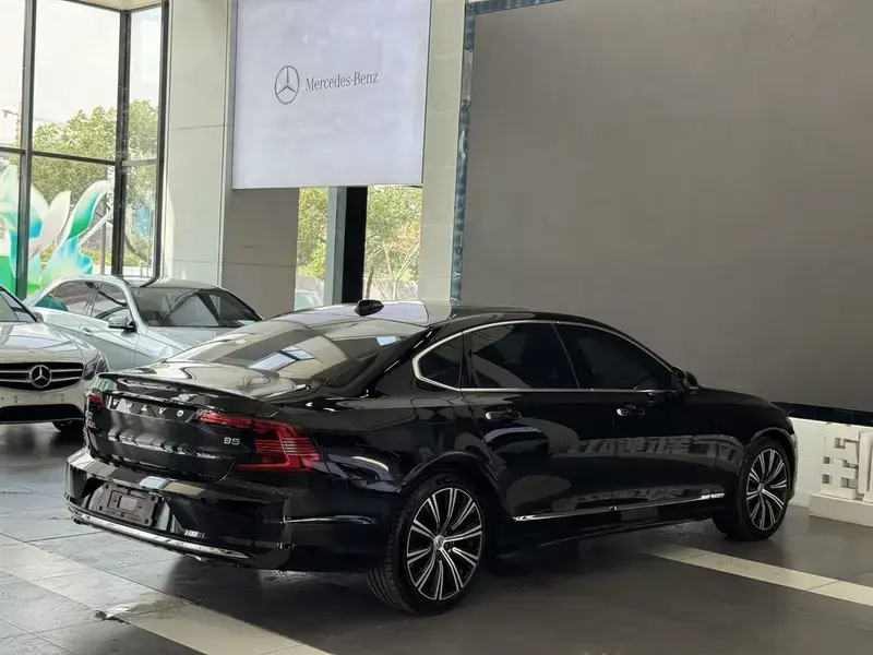 2022 Volvo S90 с пробегом 81 000 км