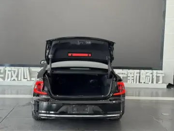2022 Volvo S90 с пробегом 81 000 км