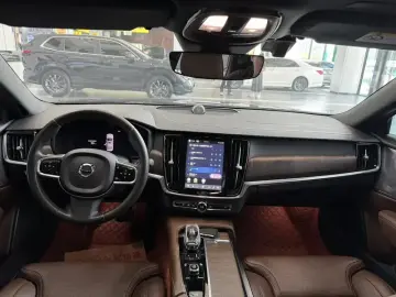 2022 Volvo S90 с пробегом 81 000 км