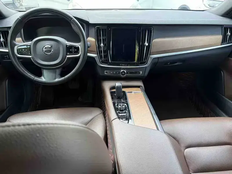 2021 Volvo S90 с пробегом 57 000 км