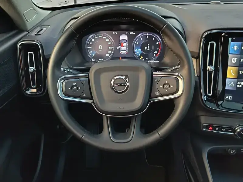 2020 Volvo XC40 с пробегом 69 000 км