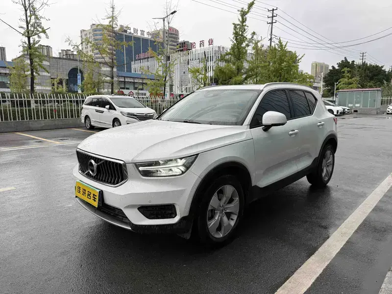 2021 Volvo XC40 с пробегом 39 000 км