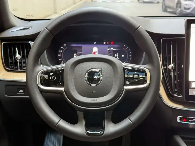 2026 Volvo XC60 с пробегом 2 000 км