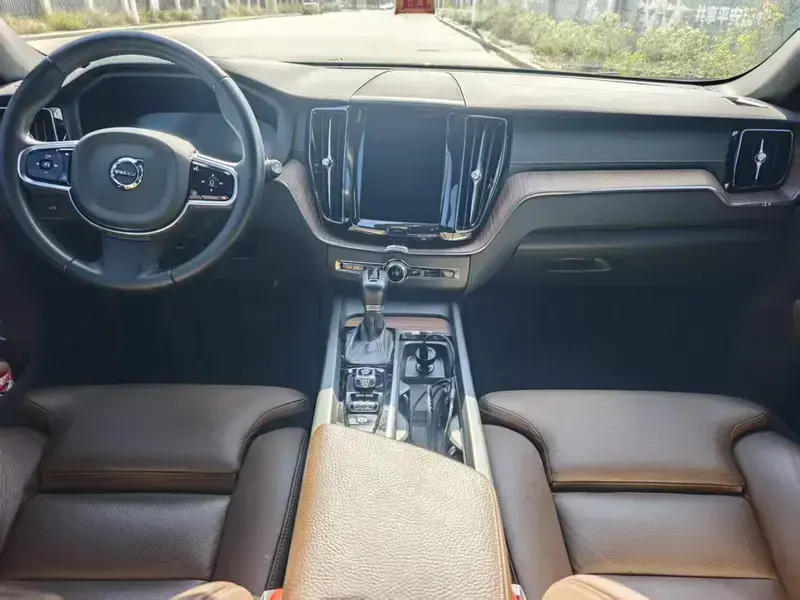 2021 Volvo XC60 с пробегом 21 000 км