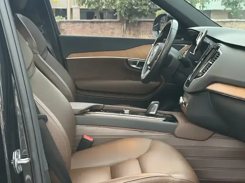 2021 Volvo XC90 с пробегом 85 900 км