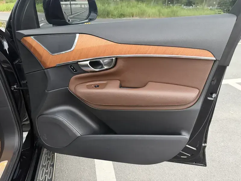2021 Volvo XC90 с пробегом 85 900 км
