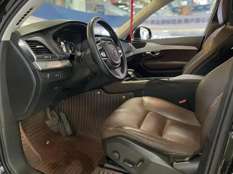 2019 Volvo XC90 с пробегом 122 700 км