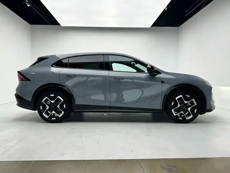 2025 Xpeng G7 с пробегом 900 км