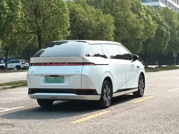 2024 Xpeng X9 с пробегом 45 000 км
