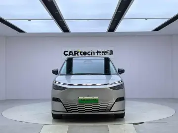 2024 Xpeng X9 с пробегом 35 000 км